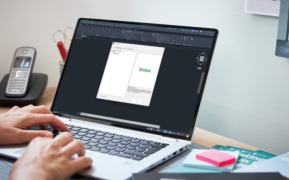 Man werkt met tool op laptop