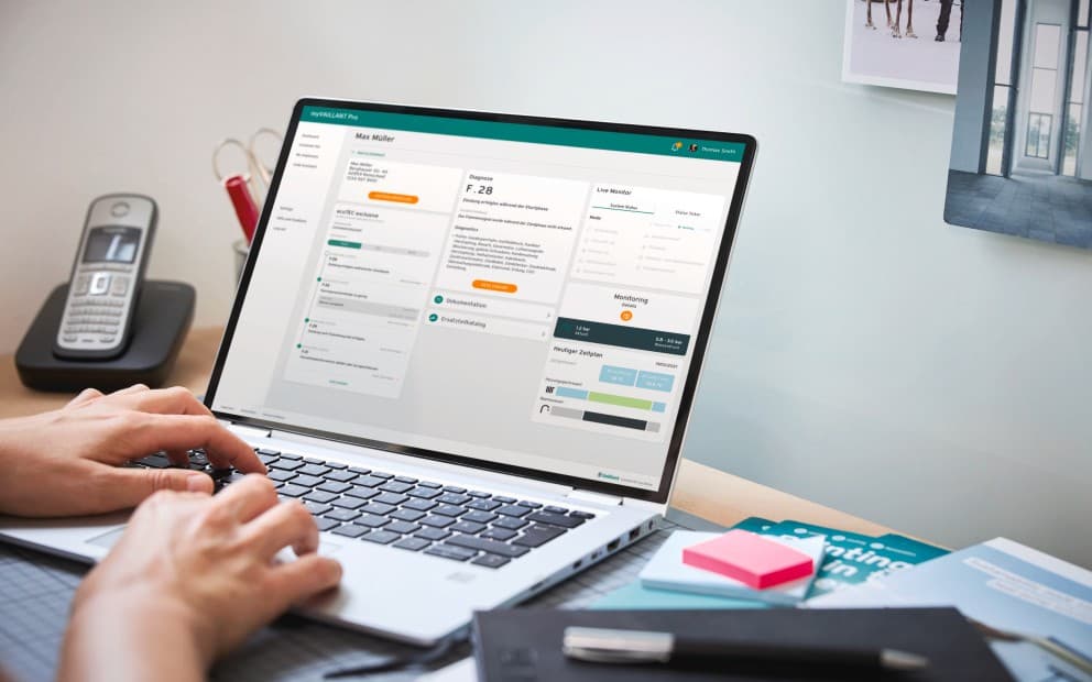 Een man typt op zijn laptop