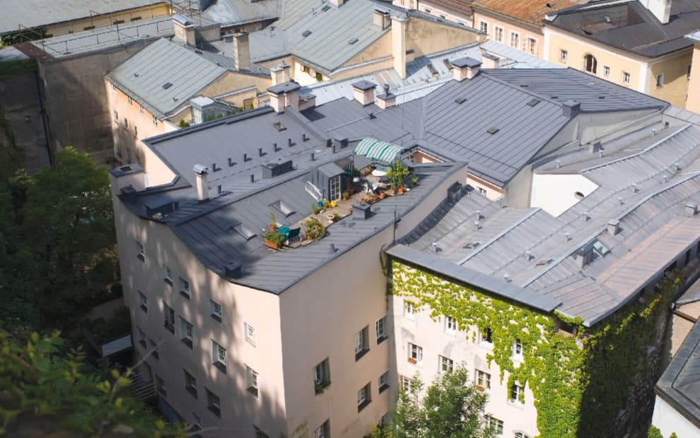 De daken van meerdere appartementsgebouwen gezien vanuit de lucht