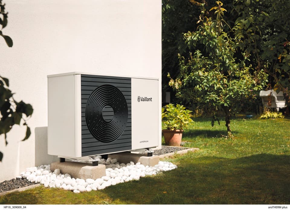 Warmtepomp aroTHERM plus in tuin