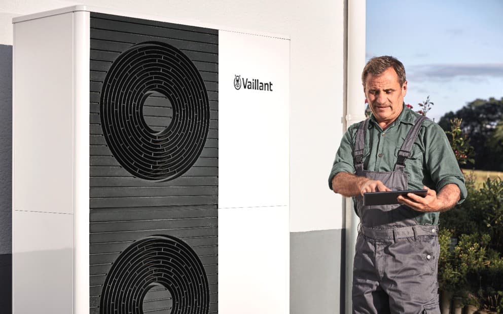 Installateur bij warmtepomp