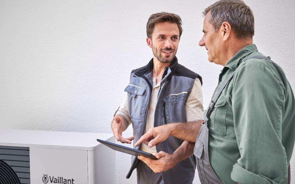 Twee installateurs praten