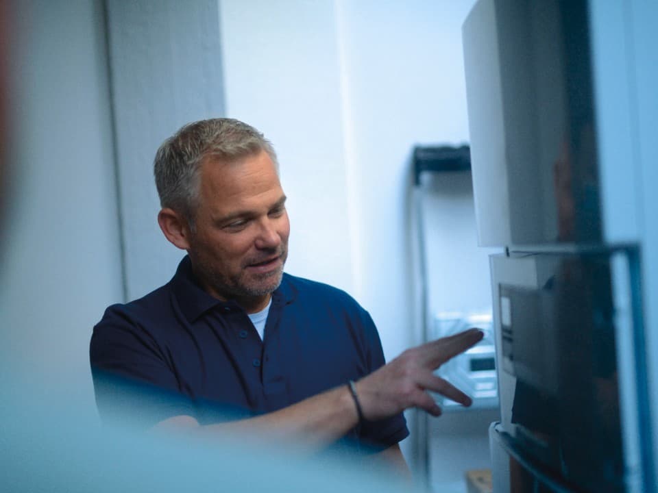 Installateur legt koelfunctie uit