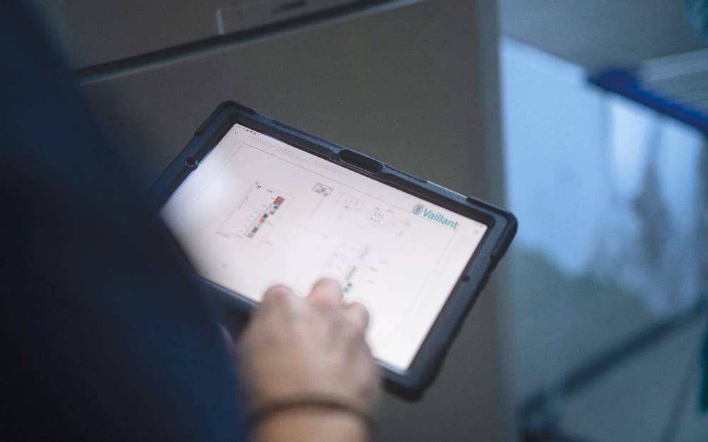 Hand bij tablet met Schema Database