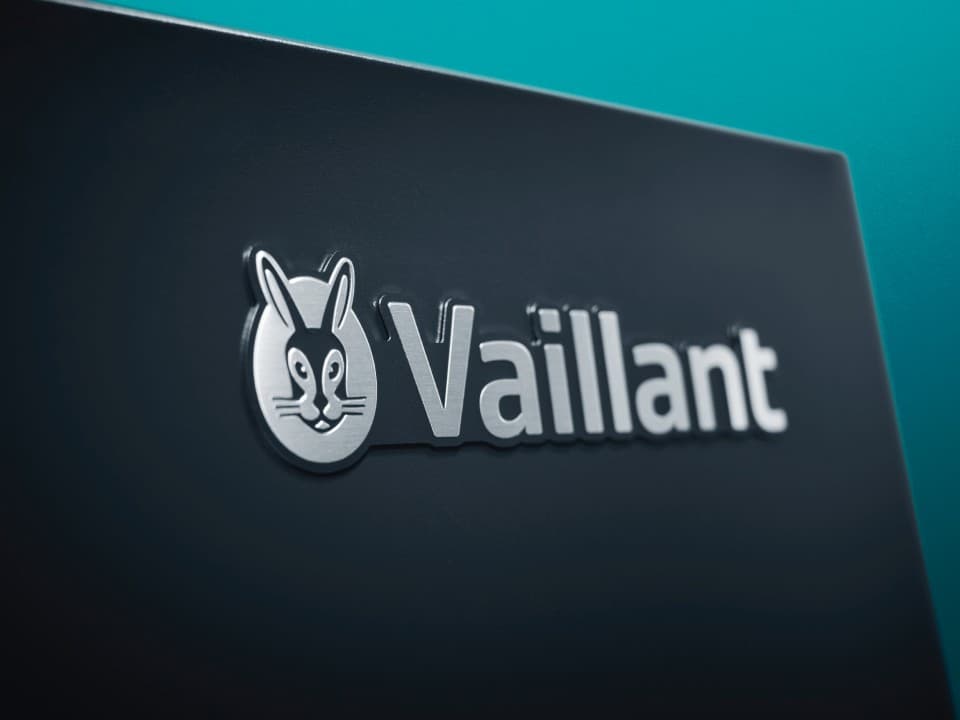 Logo vaillant op warmtepomp