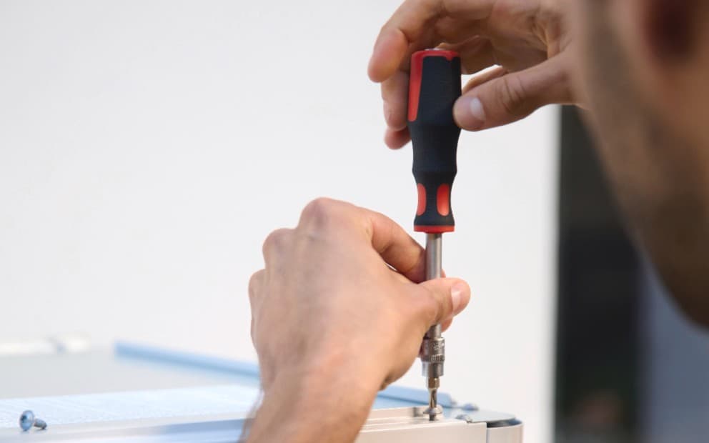 Man met schroevendraaier