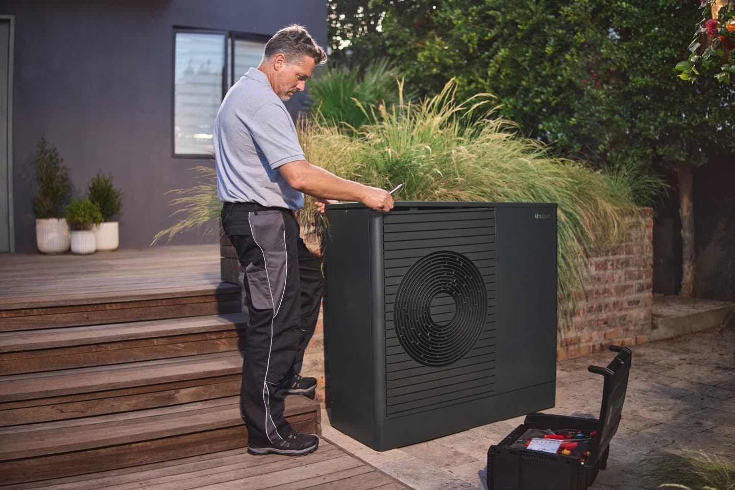 Installateur werkt aan een warmtepomp