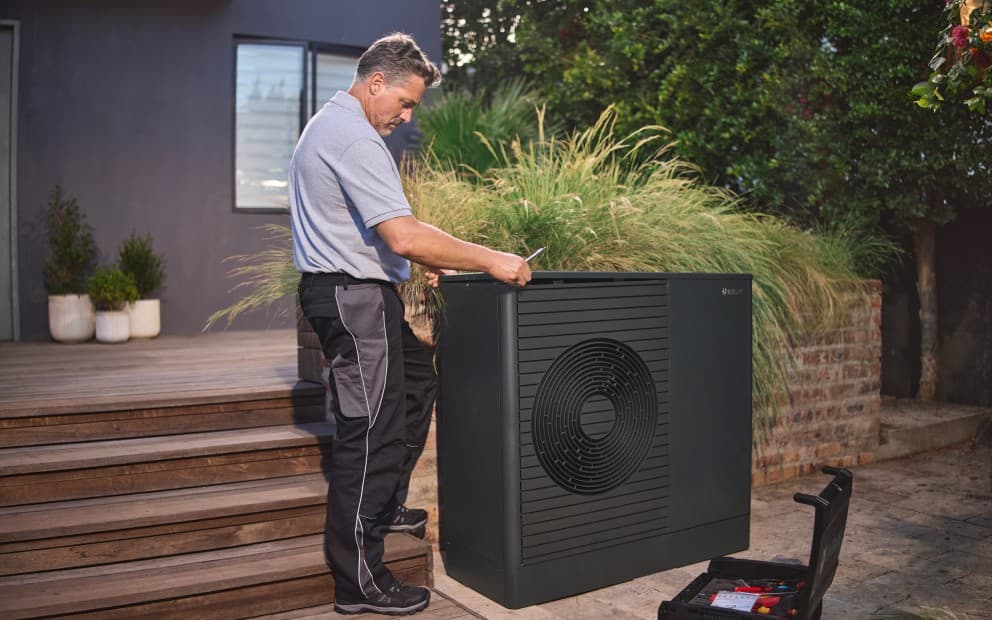 Installateur bij warmtepomp