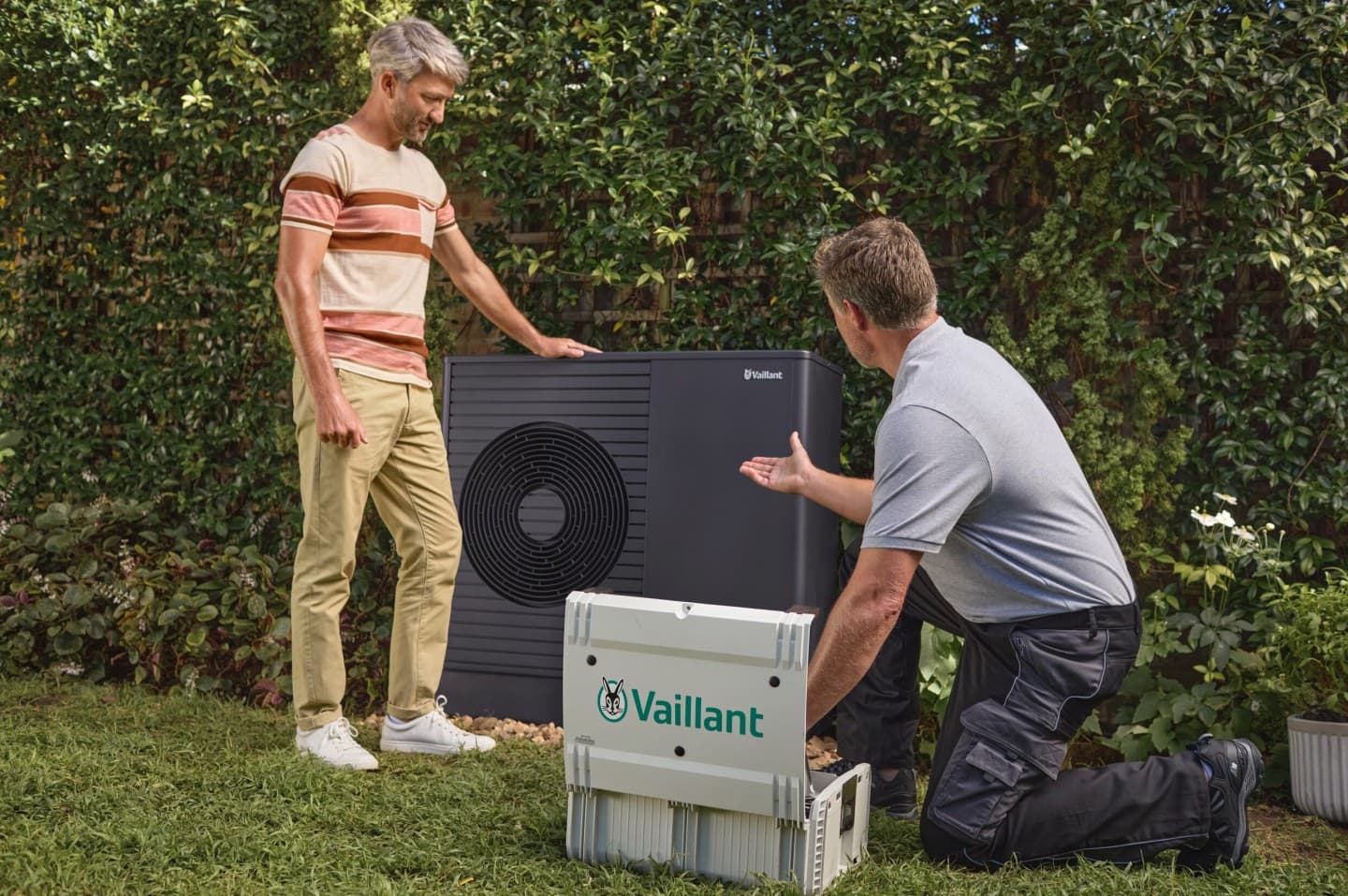 Installateur bekijkt warmtepomp