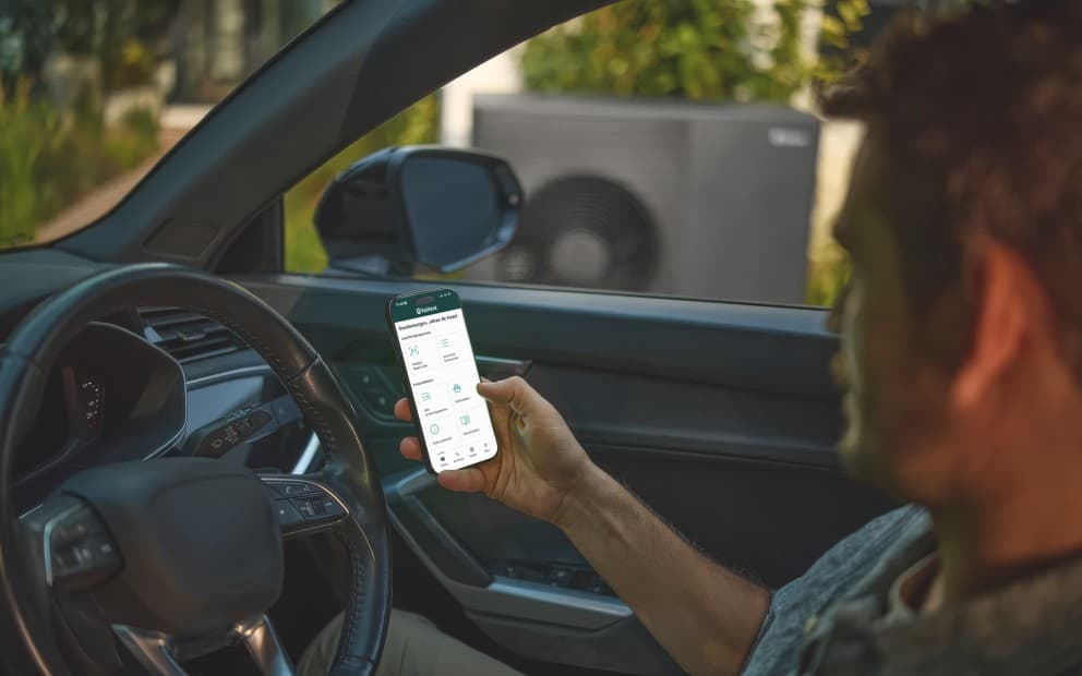Een installateur gebruikt de myVaillant Pro-app