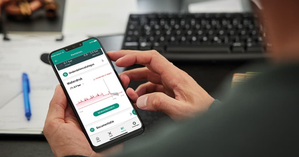myVAILLANT Pro app via smartphone