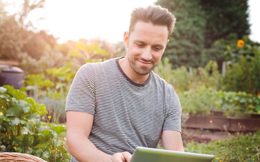 Lachende man in tuin