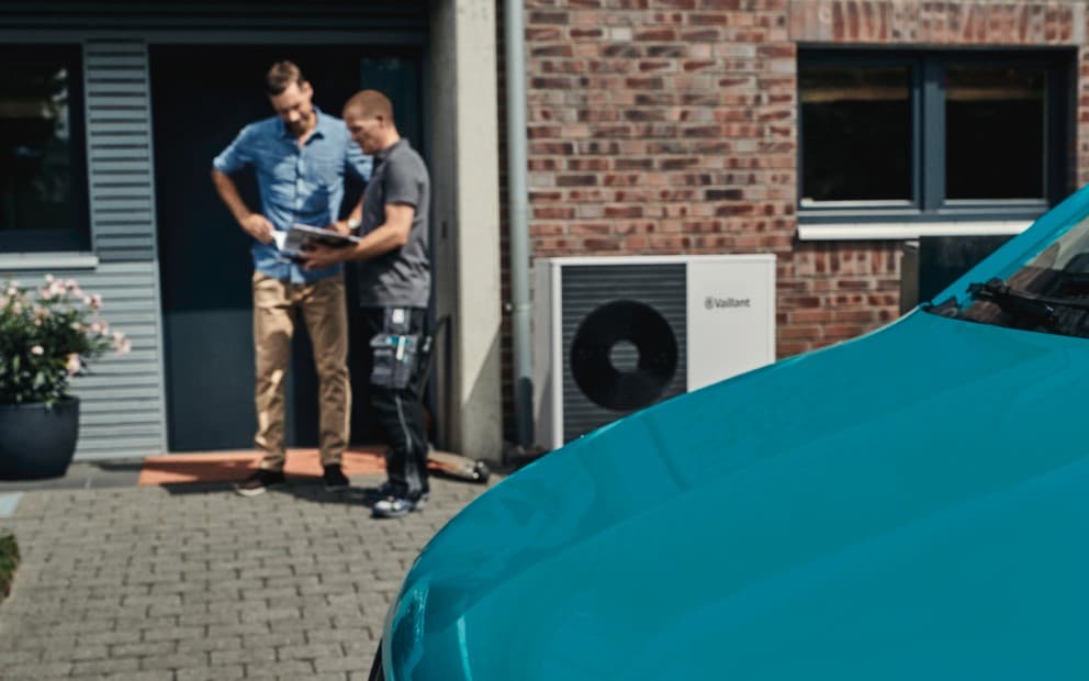 Installateur en klant voor woning