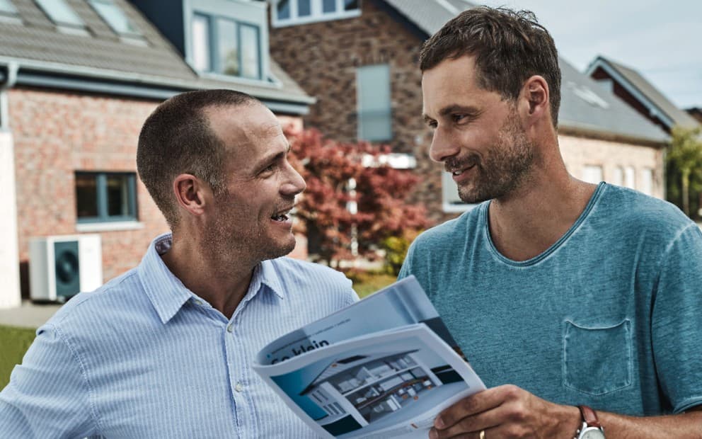 Twee mannen met brochure