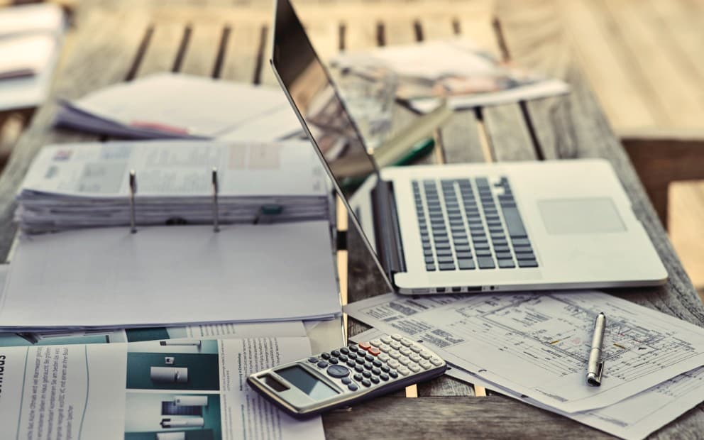 Tafel met papieren en laptop