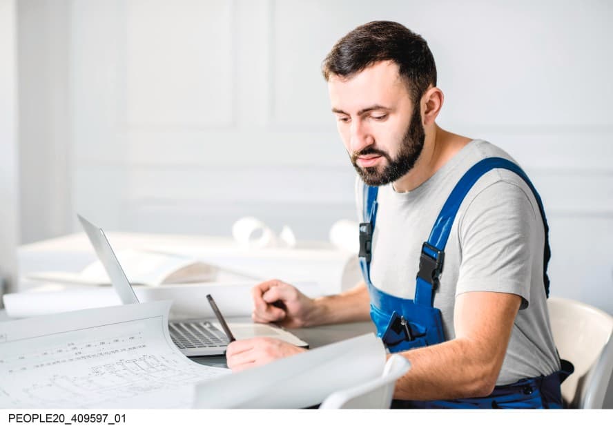 Een man die aan een project werkt