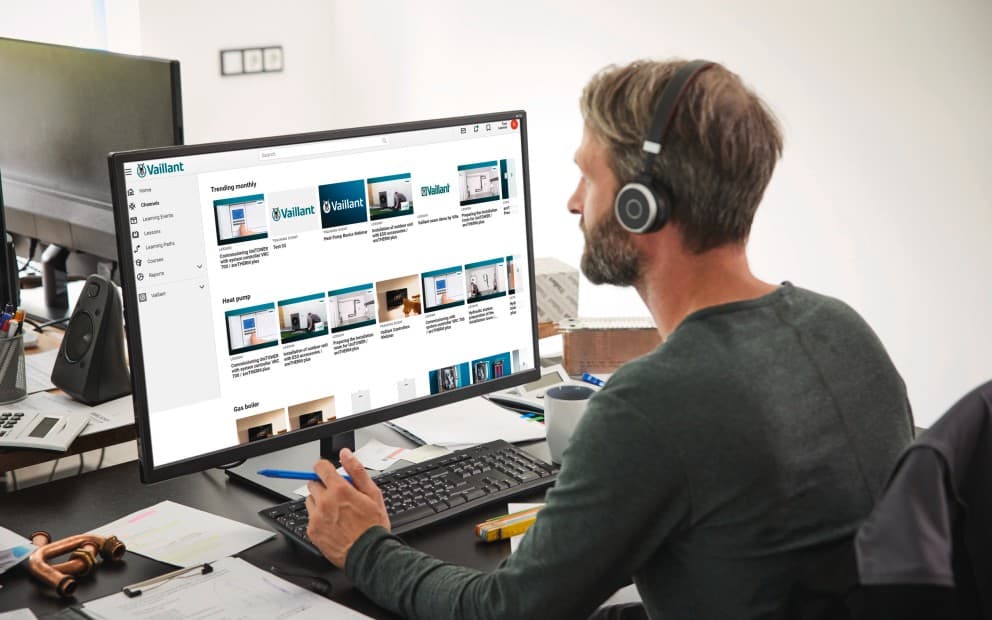 Installateur bekijkt trainingen op pc