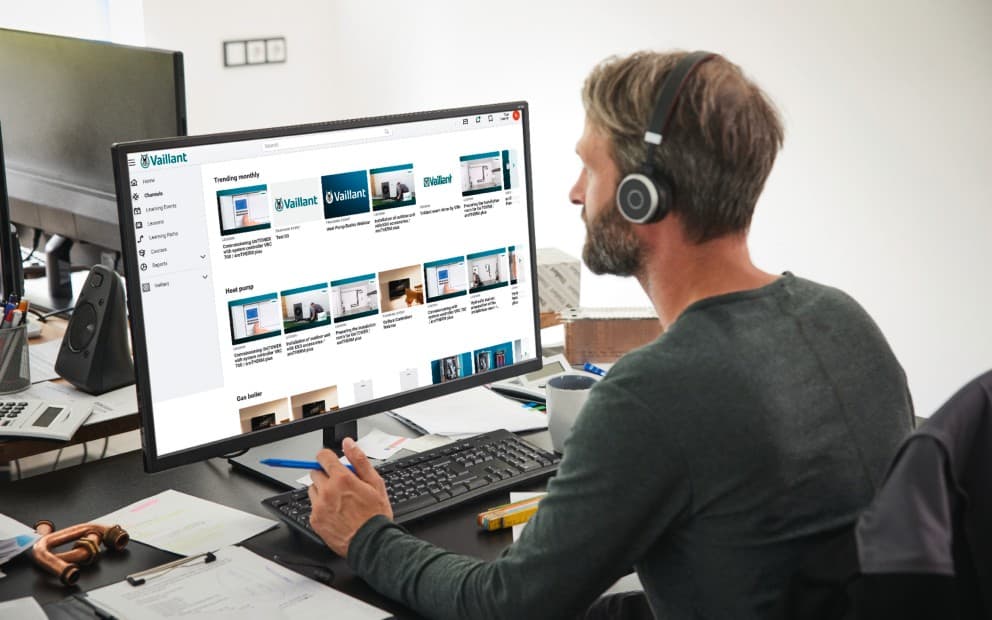 Man bekijkt training op pc