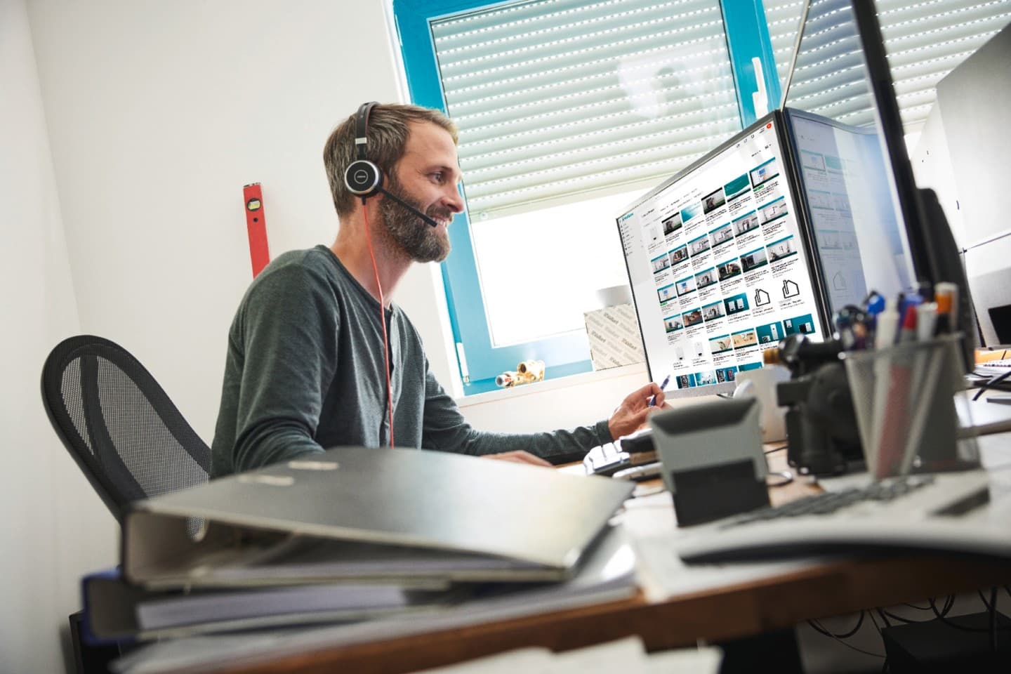 Een man zit voor zijn pc