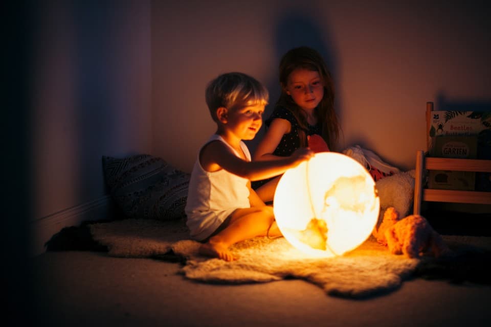 Kinderen aan het spelen met een wereldbol