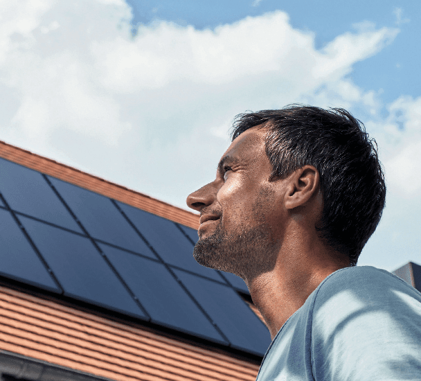 Werkt slim samen met zonnepanelen en het stroomnet.